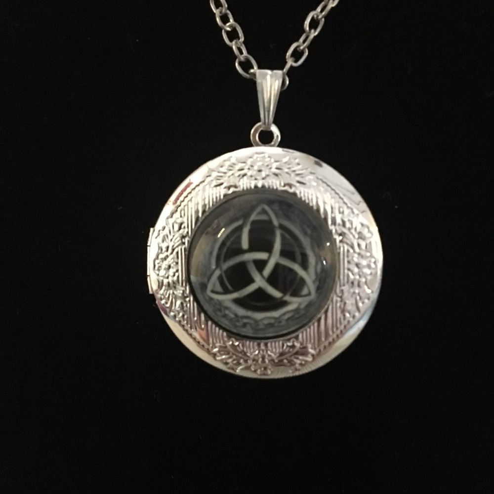 Celtic Locket Triquetra Necklace 20” chain - Picture 4 of 5